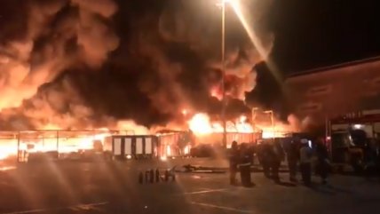 Incendio se registra en el puerto de Iquique