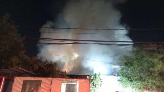   Una persona grave y dos viviendas destruidas dejó un incendio en Estación Central 