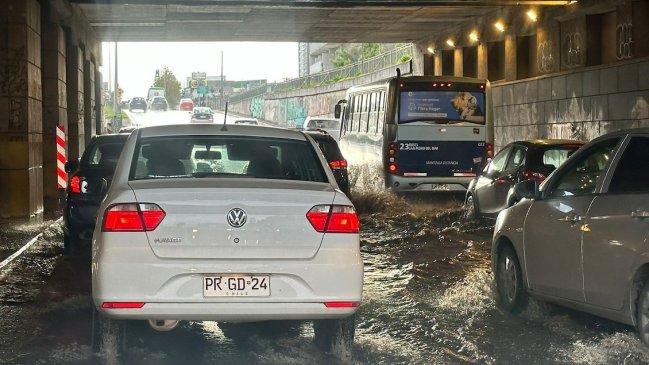   Trozo de madera provocó inundación y tacos en puente de Concepción 