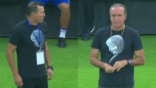   Dos entrenadores utilizaron la misma polera durante un partido de Copa Sudamericana 